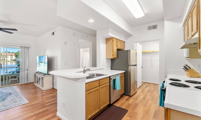 North Naples Condominio | Lakeview condo with pool only 15 minutes from the beach