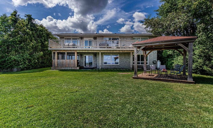 Bobcaygeon Cabaña | Lakeview cottage near Pigeon Lake