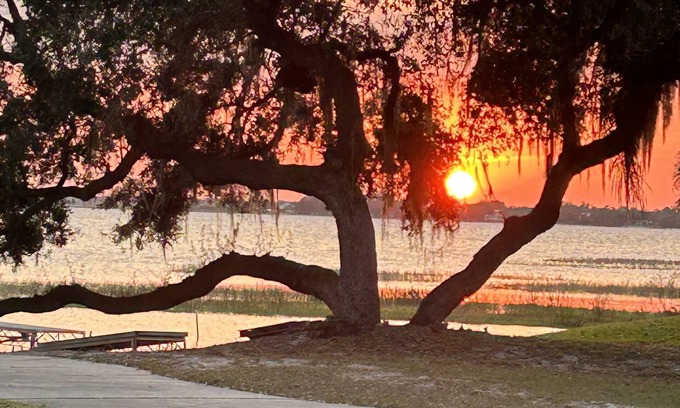 Babson Park Cabaña | Lakeview Cottage Escape. Close to BOK Tower Gardens, Legoland and Disney