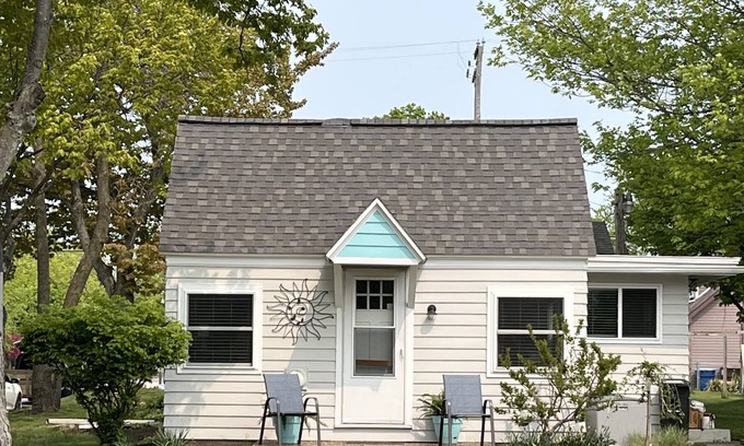 Ludington Cabaña | LAKEVIEW COTTAGE - Opening available! Come check out the Fall Colors! ☀️