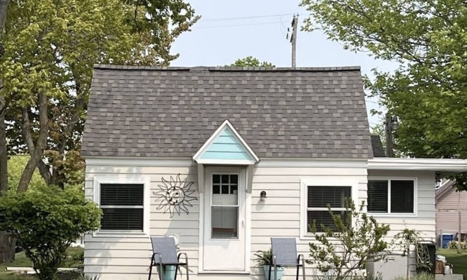 Ludington Cabaña | Lakeview Cottage, Walk to the beach, parks & downtown. Early booking discount!