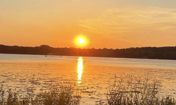 Pardeeville Cabaña | Lakeview cottage with perfect sunsets.