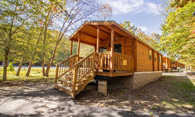 Spotsylvania Cabaña | Lakeview, Cozy Cottage, Resort Access!
