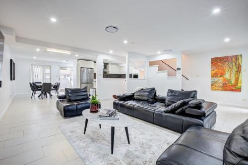 Gungahlin Casa | Lakeview Family Retreat Canberra Cozy Townhouse