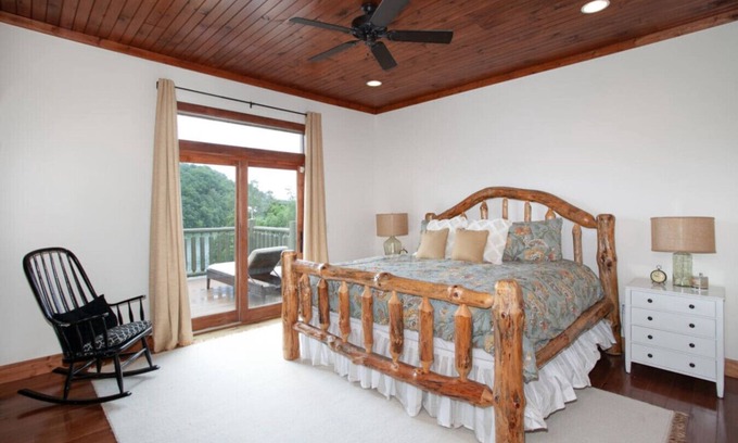 Dandridge Cabina | Blessed Getaway: Hot Tub+Theater+LakeView+GAMES!