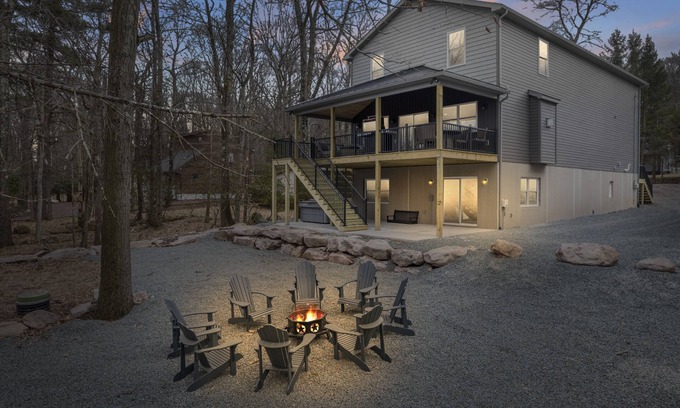 Lake Harmony Estates Casa | Lakeview Getaway 8BR, 9BA, Sleeps 32 – Summer Retreat w/ Hot Tub & Lake Access