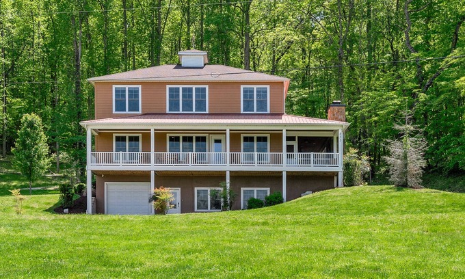 Silver Point Casa | LAKEVIEW GETAWAY adjacent to Floating Mill Park