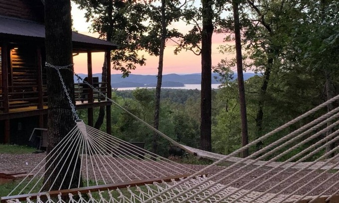 Broken Bow Cabina | Lakeview, golf, trails, near river & attractions, backs to National Forest