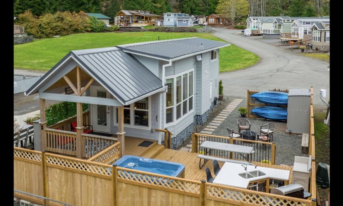 Port Angeles Cabina | Lakeview, Hideaway ; Beautiful lake, nice hikes, refreshing hot tub, and more!