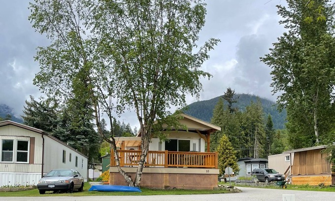 Nelson Casa | Lakeview home with cozy bedrooms, comfy furniture & beautiful views of lake.