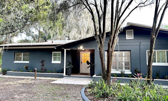 Leesburg Casa | Lakeview house with old Florida feel close to everything fun in Central Florida