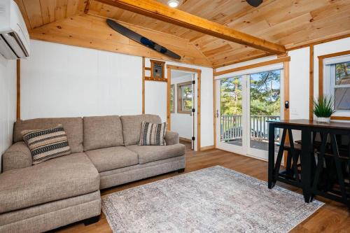 Mayfield Casa | Lakeview King Suite-Arbutus-Boat Docks