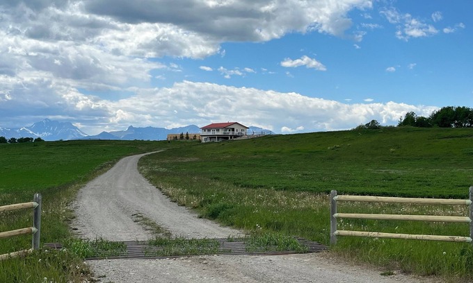 Mountain View Casa | Lakeview Lodge beside Payne Lake & close to Waterton Lakes National Park