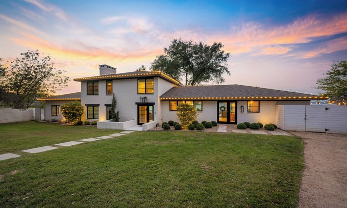 Belton Casa | Lakeview Modern Retreat / Pool Fire Pit BBQ