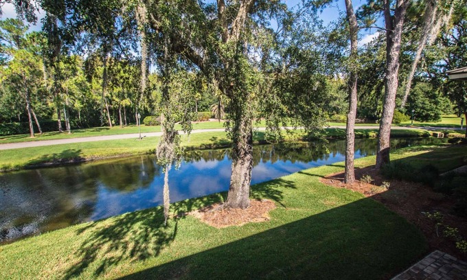 Wesley Chapel Condominio | Lakeview Oasis – Cozy 1BR Condo w/ Sunset Views, Full Kitchen & Patio – Perfect for Relaxation!