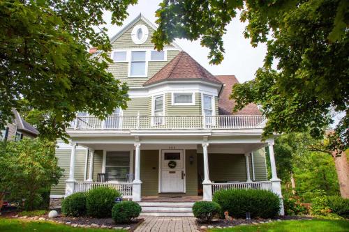 South Main Street Casa | Lakeview on Main Pool Fire Pit and Walkable