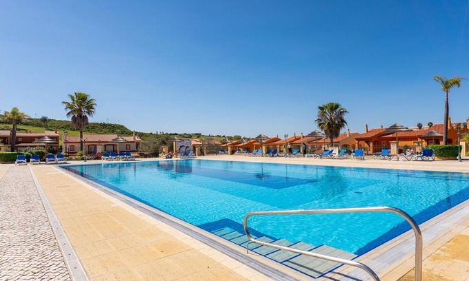 Atalaia Apartamento | Lakeview Paradise by LovelyStay