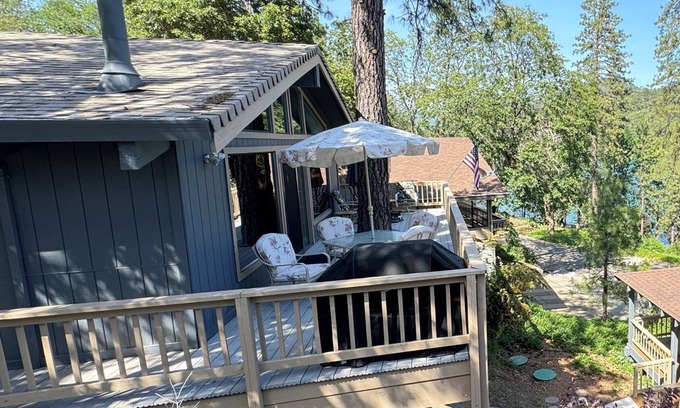Lakehead Casa | Lakeview, Pool Table, Hot Tub, Marina, Sleeps 10 - Shasta Lakeshore Retreat #15