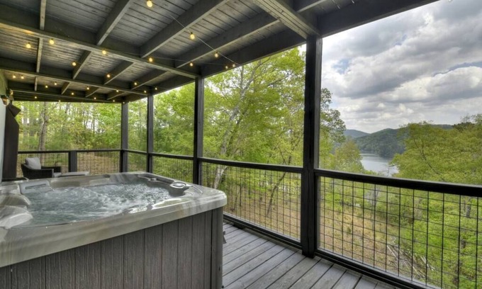 Necowa Cove Cabina | Lakeview Rendezvous | Book 2 Nights Get 3rd Free!