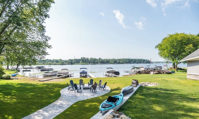 Brooklyn Casa | ‼️Lakeview Retreat‼️ | 6BR w/ Hot Tub Bliss