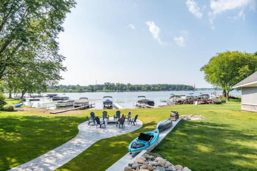 Brooklyn Casa | Lakeview Retreat, 6BR with Hot Tub Bliss