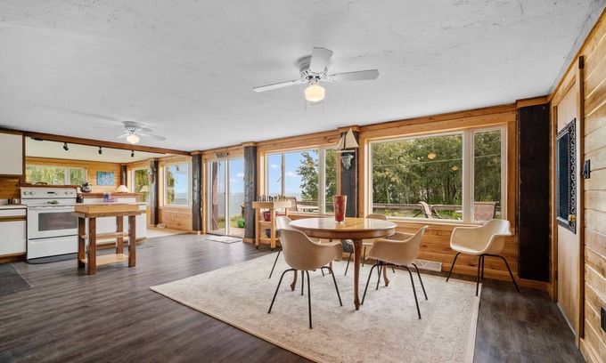 Kewaunee Casa | Lakeview Retreat near Green Bay, Door County