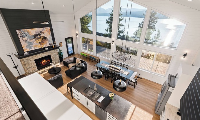 Bonner County Casa | Lakeview Retreat – Spacious 6,000 Sq Ft Home on 21 Acres