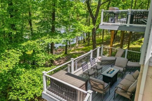 East Stroudsburg Casa | Lakeview Retreat w Kayaks Game Room Firepits Gated Community w Lake Beach Access