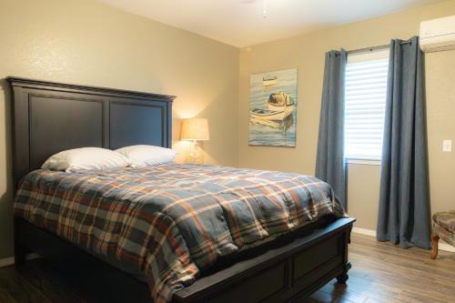 Mead Casa | Lakeview Room 2 Queens - 23