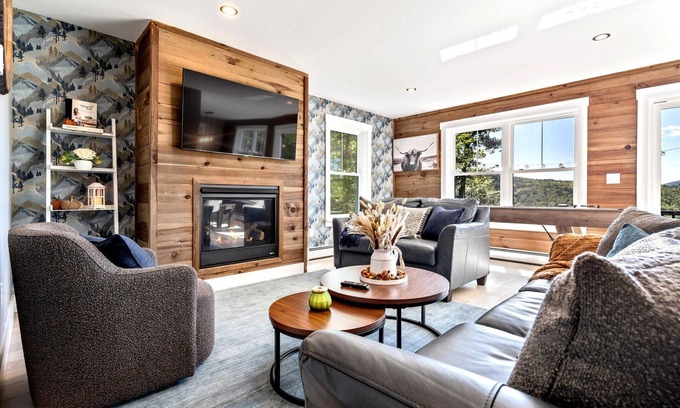 Bryant Pond Casa | Lakeview & Ski -HotTub!FirePit! Theatre! & CloseToSki! Dog Friendly! Sleeps 12