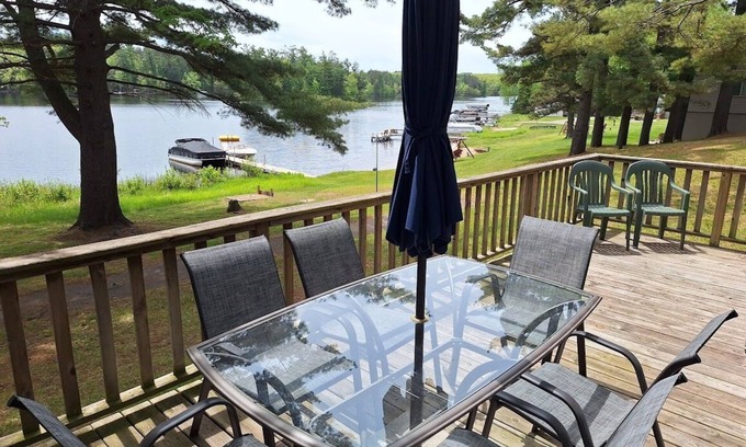 Rhinelander Cabaña | Lakeview+Sunny Beach+RELAXING 3 BR Home on Lake Thompson with WiFi, Central AC