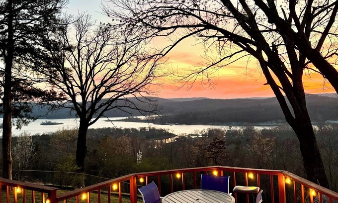 Pettit Cabina | Lakeview Sunset Oasis Retreat on Pettit Mt near Tahlequah, 4 min drive to lake