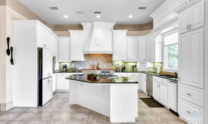 The Woodlands Apartamento | Lakeview Villa | Ideal Monthly Stay | Private Pool