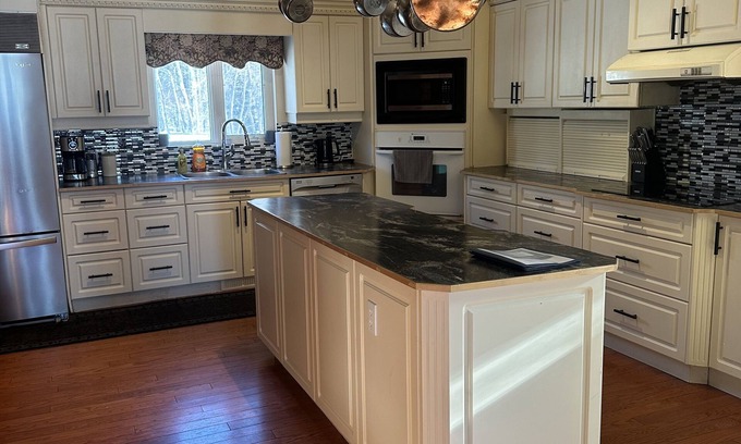 Central Alberta Casa | Lakewater Estate (lakefront/private beach)