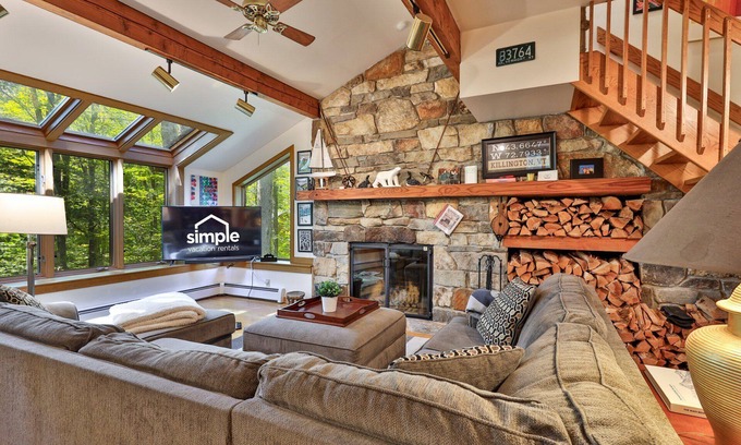 Killington Casa | Lakewood Lodge: 4BR/2.5BA Killington Home | Private Hot Tub, Wood Fire, Kent Pond & EV Charging