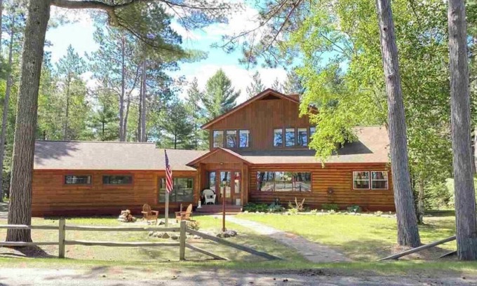 Upper Peninsula Michigan Cabina | Lakewood Lodge - Marquette Log Cabin w/ Lake Views