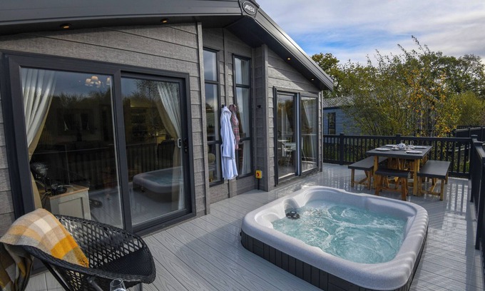 Woodhall Spa Cabaña | LAKEWOOD RETREAT, pet friendly, with hot tub in Woodhall Spa
