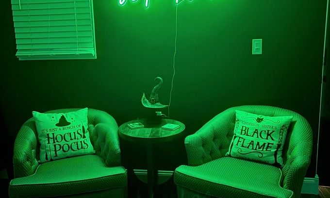 Salem Apartamento | Lallys House, Historic Salem. Steps from common & Halloween events-Themed rooms!