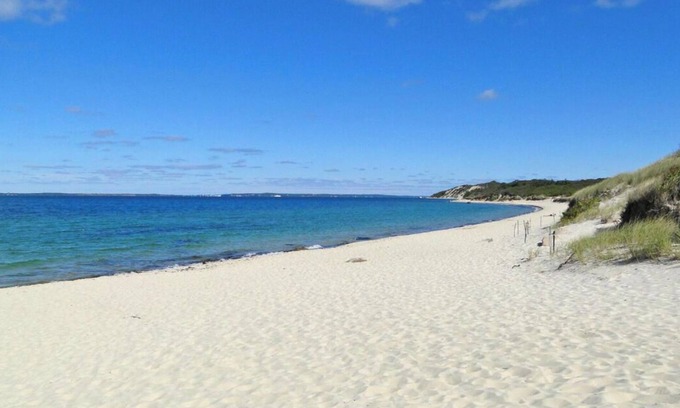 Vineyard Haven Casa | Lamberts Cove Beach House 3+ Bedroom w/ Carriage House Apartment 1.4 mi to beach