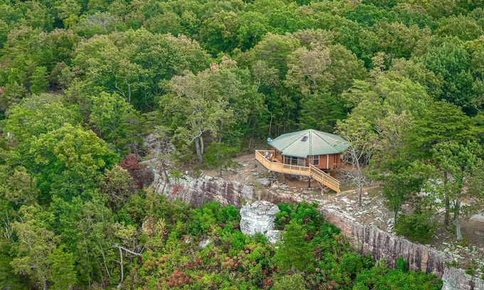 Mentone Cabina | L’Amour Rock-one of a kind stay on the edge