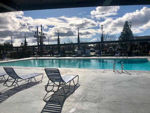 Visalia Hotel | Lamp Liter Inn