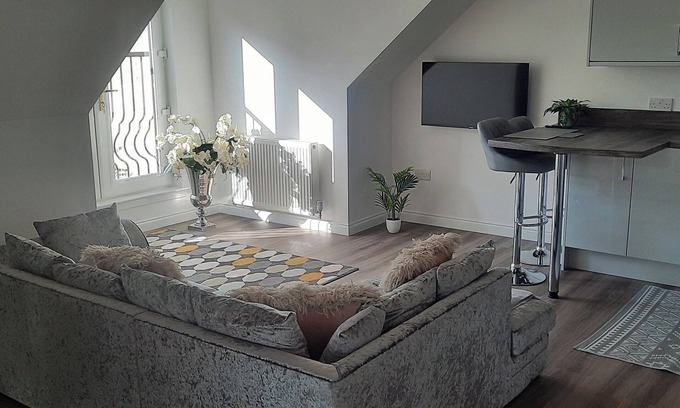 Larkhall Apartamento | Lanarkshire Apartment- Views- Sleeps 4- Balcony