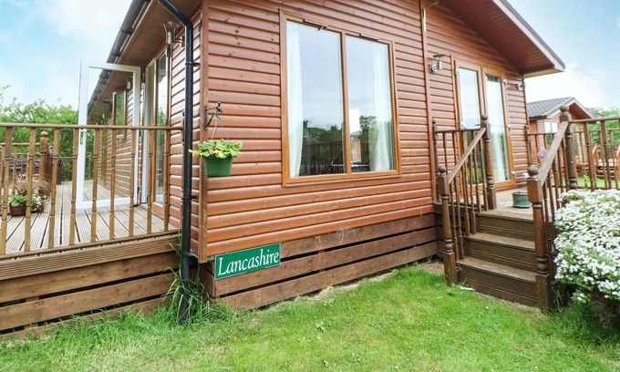 Kiplin Cabaña | LANCASHIRE LODGE, pet friendly, character holiday cottage in Kiplin