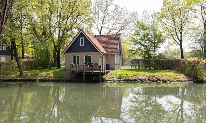 Westerbork Casa | Landhuis op mooi park aan het water