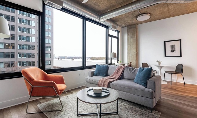 Baileys Crossroads Apartamento | Landing | Chic 1BD, Game Room, Gym