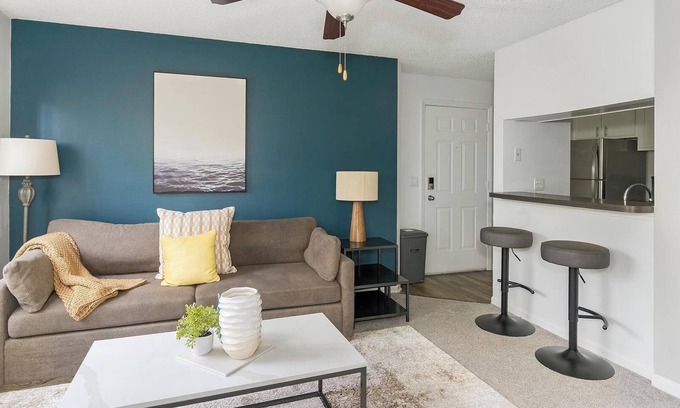 Sunbeam Apartamento | Landing | Amazing 1BD, Tennis Court, Courtyard
