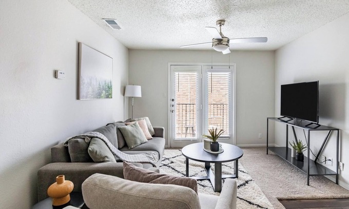 Denton Apartamento | Landing | Spectacular 1BD, Pool, Courtyard