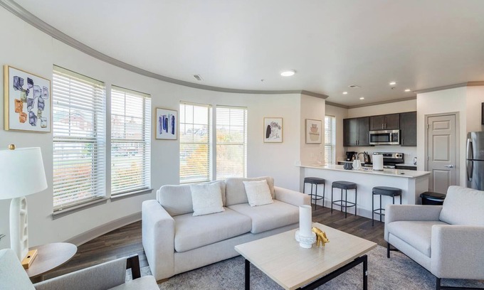 Corryville Apartamento | Landing at The Village at Stetson Square - 2 Be...