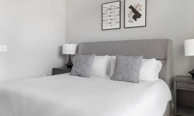 Chapel Hill Apartamento | Landing at Blu on Farrington - 2 Bedrooms in Woodland Acres