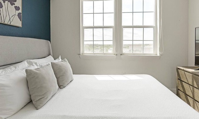 Overland Park Apartamento | Landing at Carson Street Towers - 1 Bedroom in Downtown Overland Park